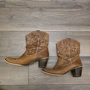 Steve Madden Stone Brown Leather Studded Cowboy Boots Womens